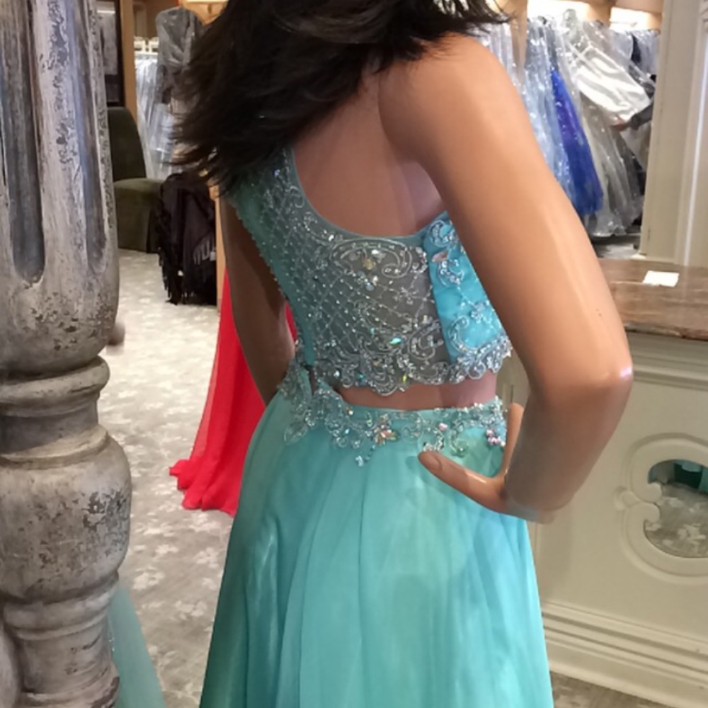 Prom Dresses - Picture 5 of 5